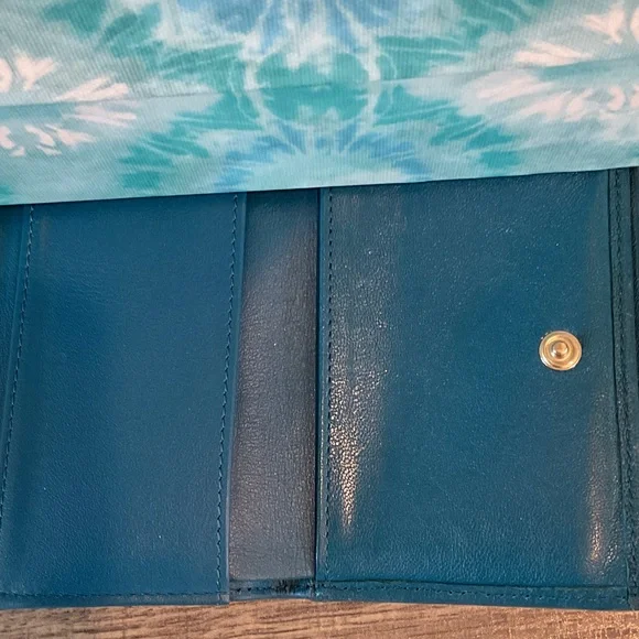 CHANEL Teal Blue Timeless CC Trifold Compact Leather Wallet - Picture 6 of 16